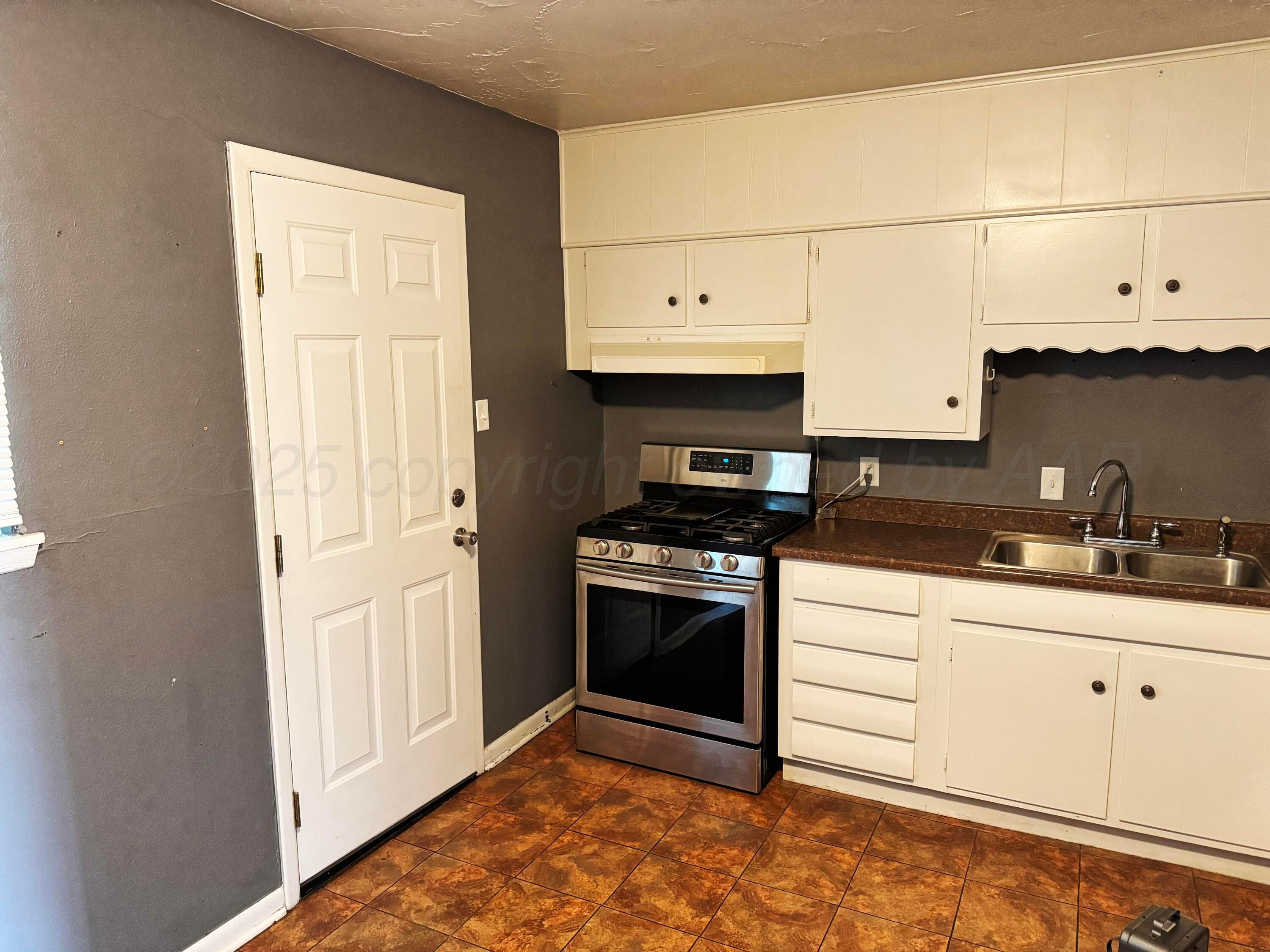 1813 South Colgate Street Perryton, TX 79070 - Photo 3 of 13 1813 kitchen 2