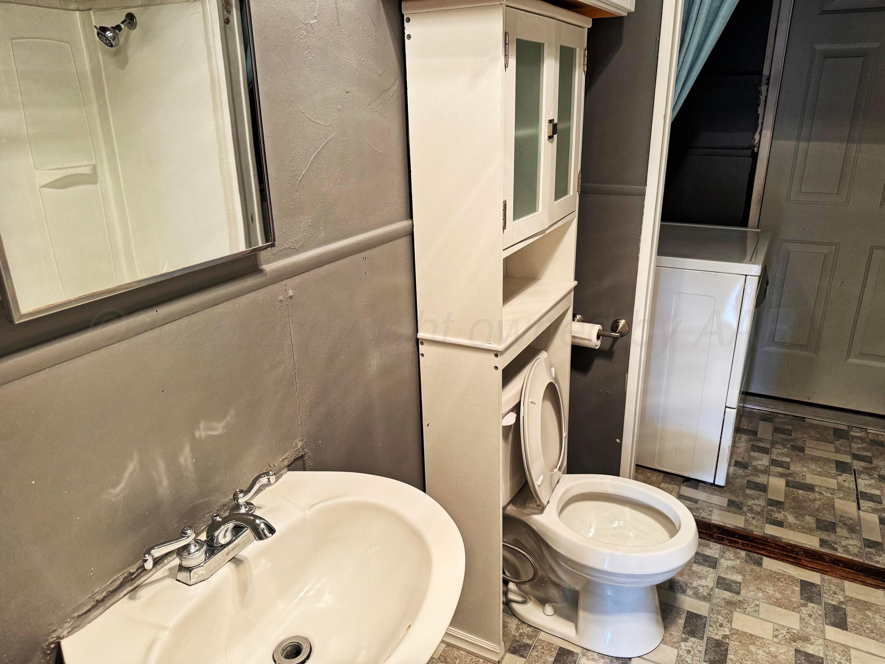 1813 South Colgate Street Perryton, TX 79070 - Photo 7 of 13 1813 bathroom