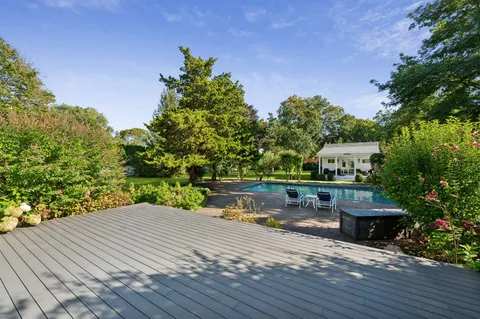 a view of a back yard