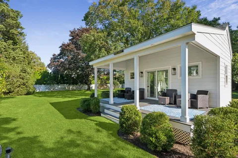 a view of a house with backyard and porch