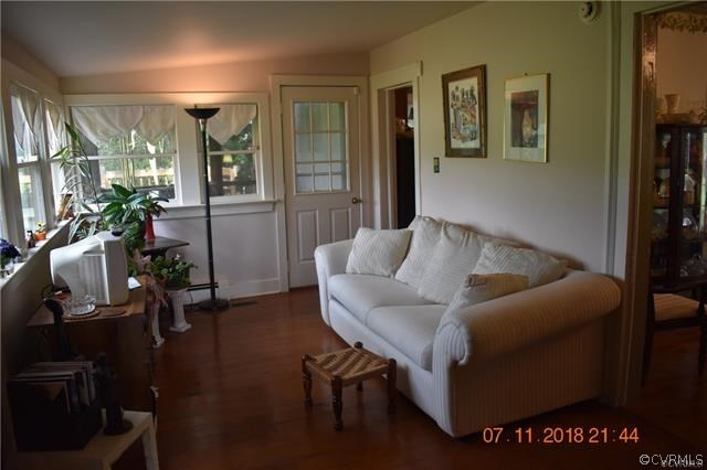 2075 Jonesboro Road Kenbridge, VA 23944 - Photo 9 of 27 a living room with furniture and a couch