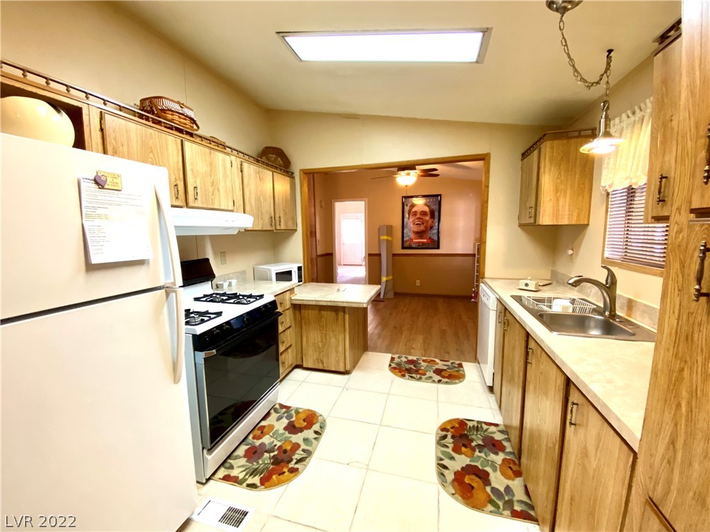 5537 Aldama Road Las Vegas, NV 89122 - Photo 8 of 24