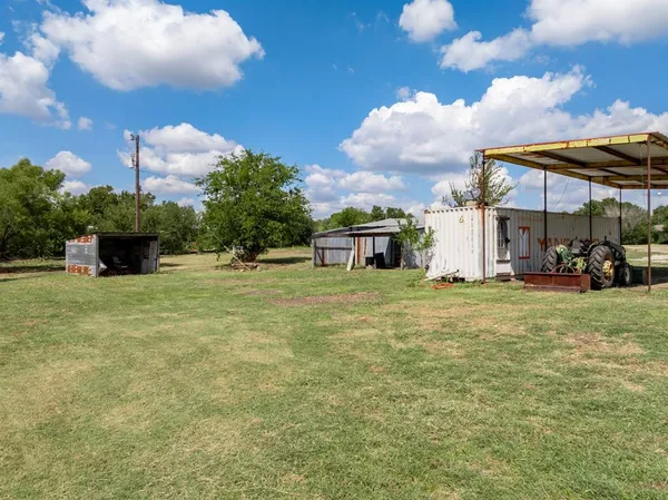 a view of a house with a backyard