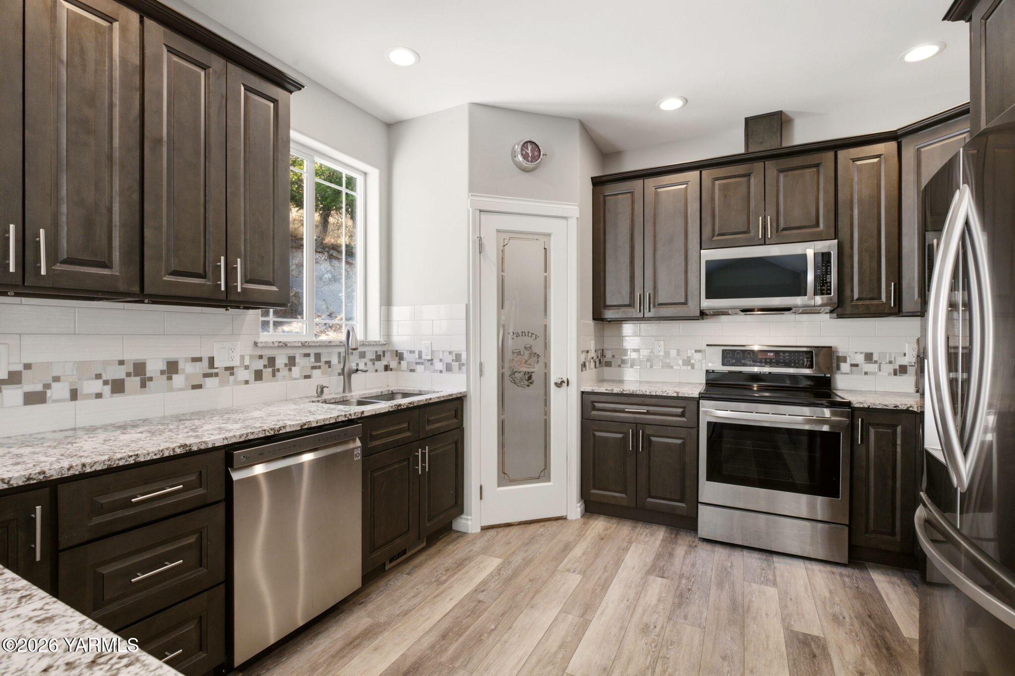 521 Collins Road Selah, WA 98942 - Photo 18 of 25 Kitchen with Pantry
