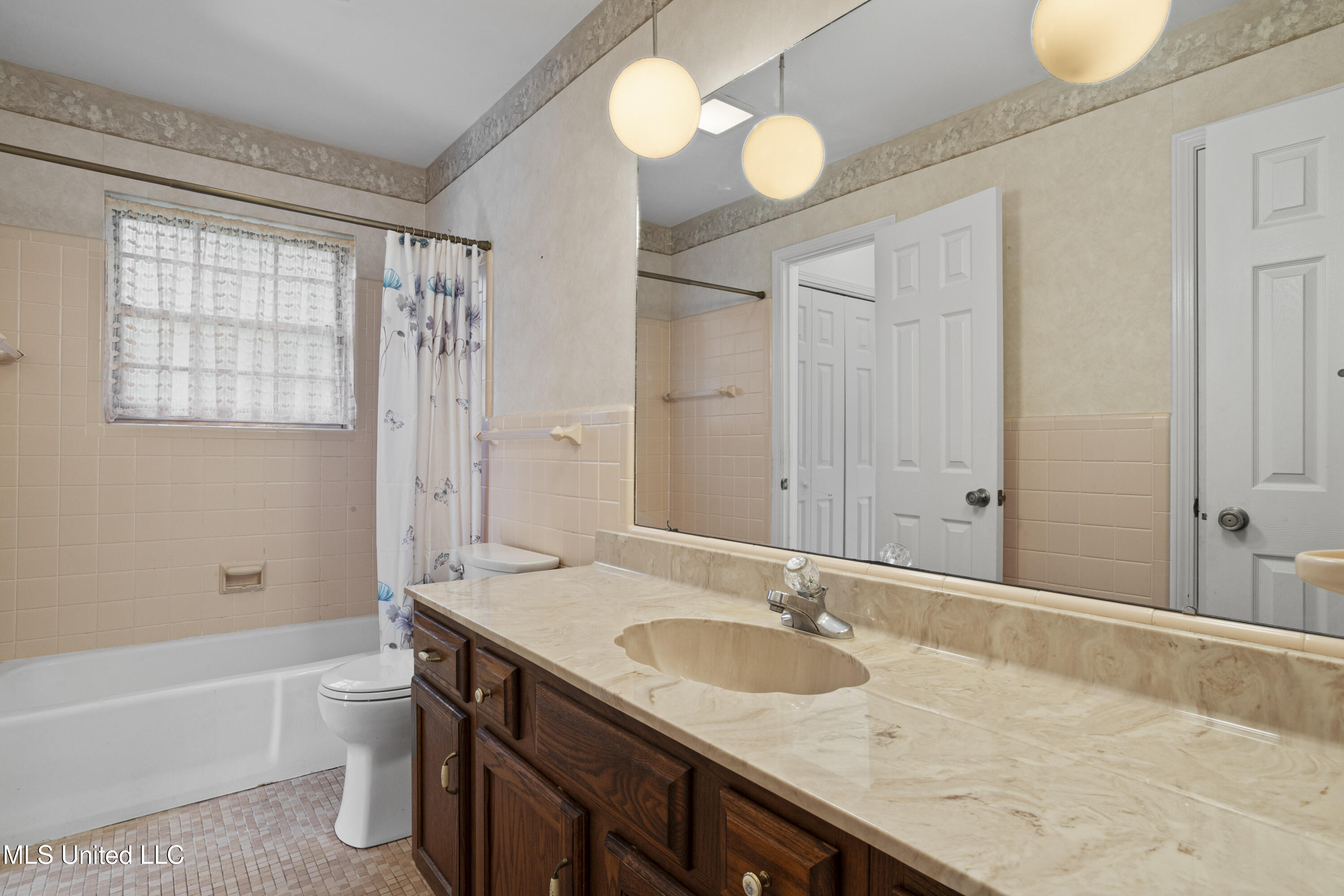 6309 Prado Road Ocean Springs, MS 39564 - Photo 24 of 37 Hall Bathroom