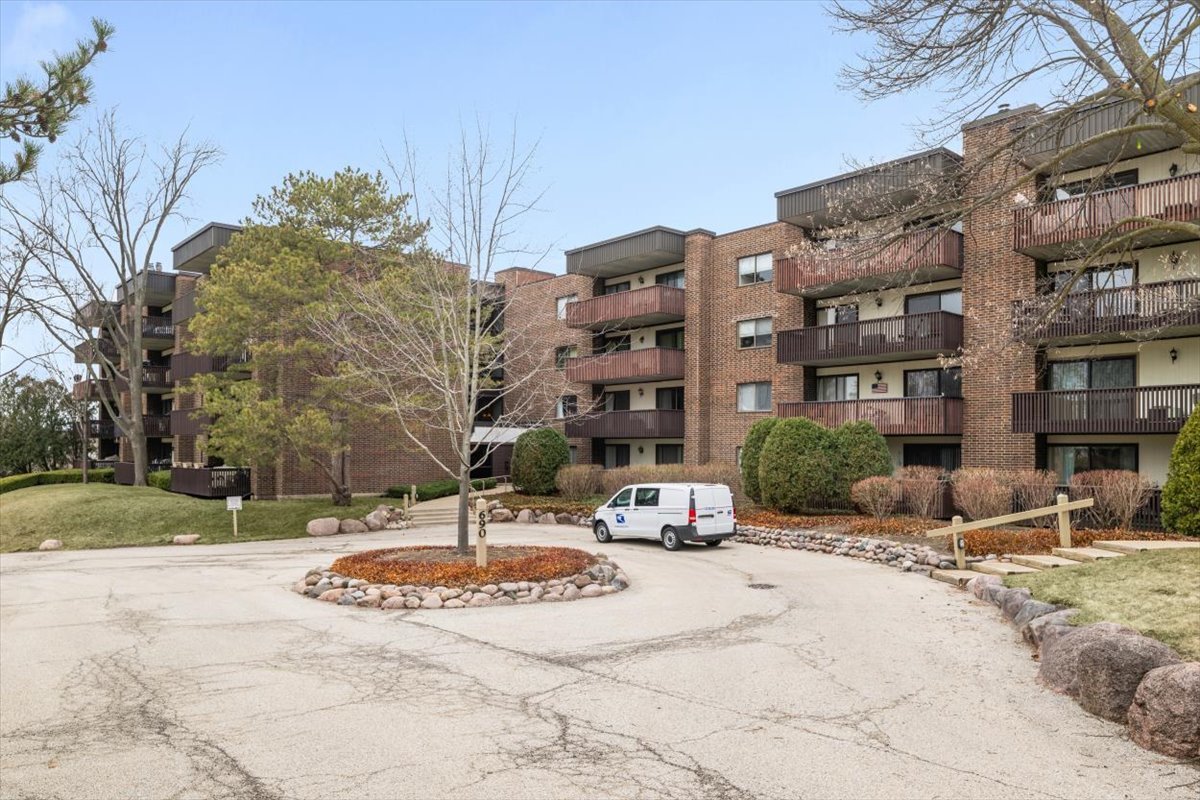690 Chandler Road, Unit 211 Gurnee, IL 60031 - Photo 1 of 35
