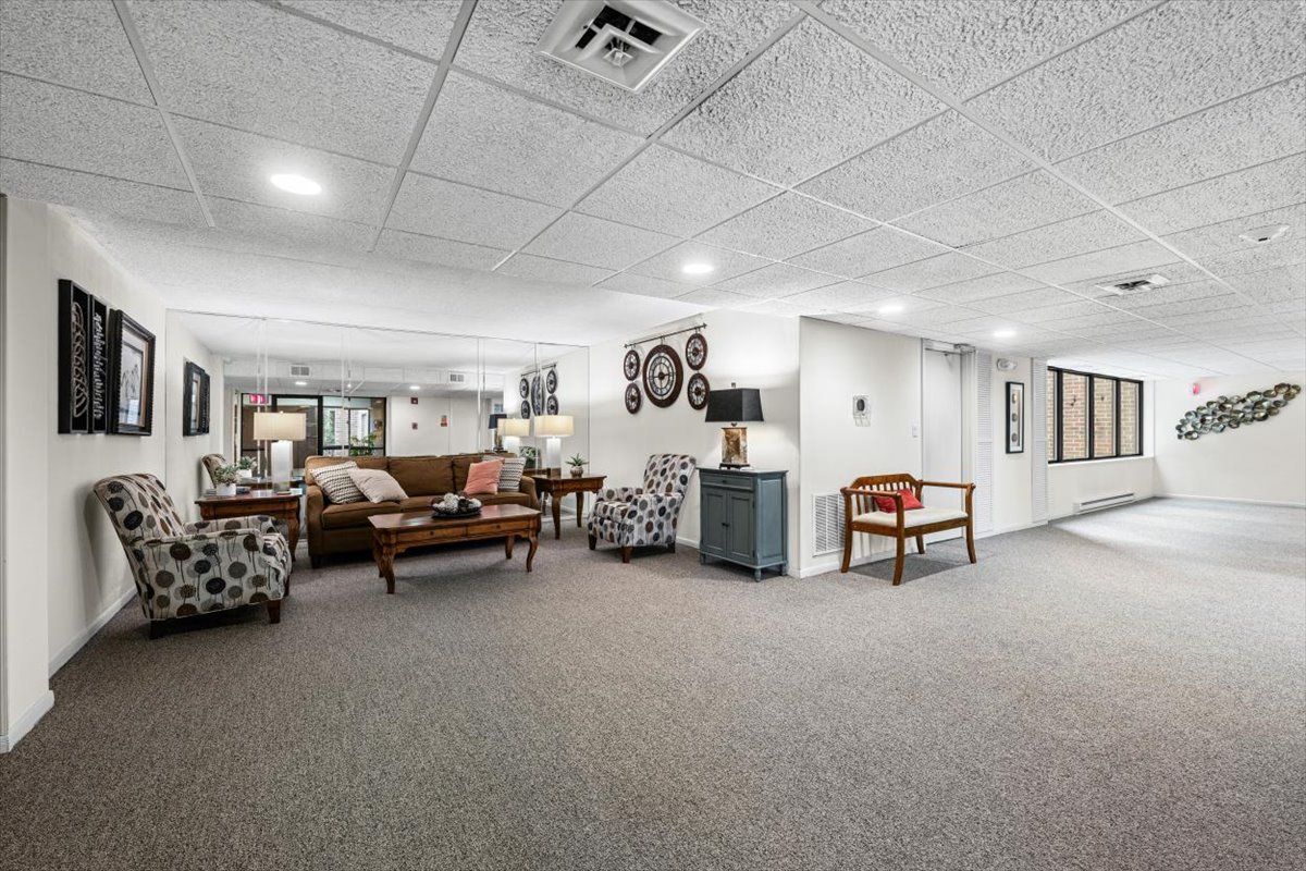 690 Chandler Road, Unit 211 Gurnee, IL 60031 - Photo 4 of 35