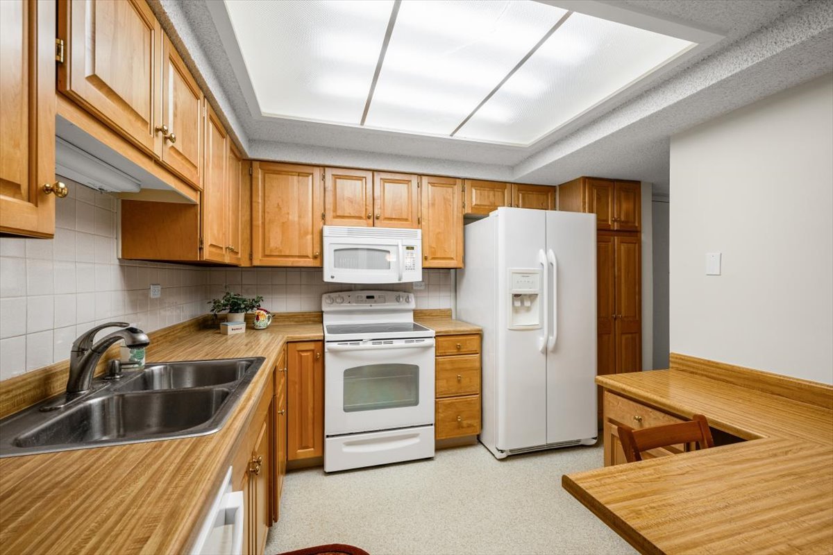 690 Chandler Road, Unit 211 Gurnee, IL 60031 - Photo 5 of 35