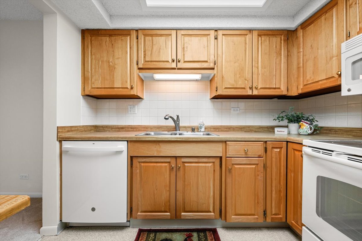 690 Chandler Road, Unit 211 Gurnee, IL 60031 - Photo 7 of 35