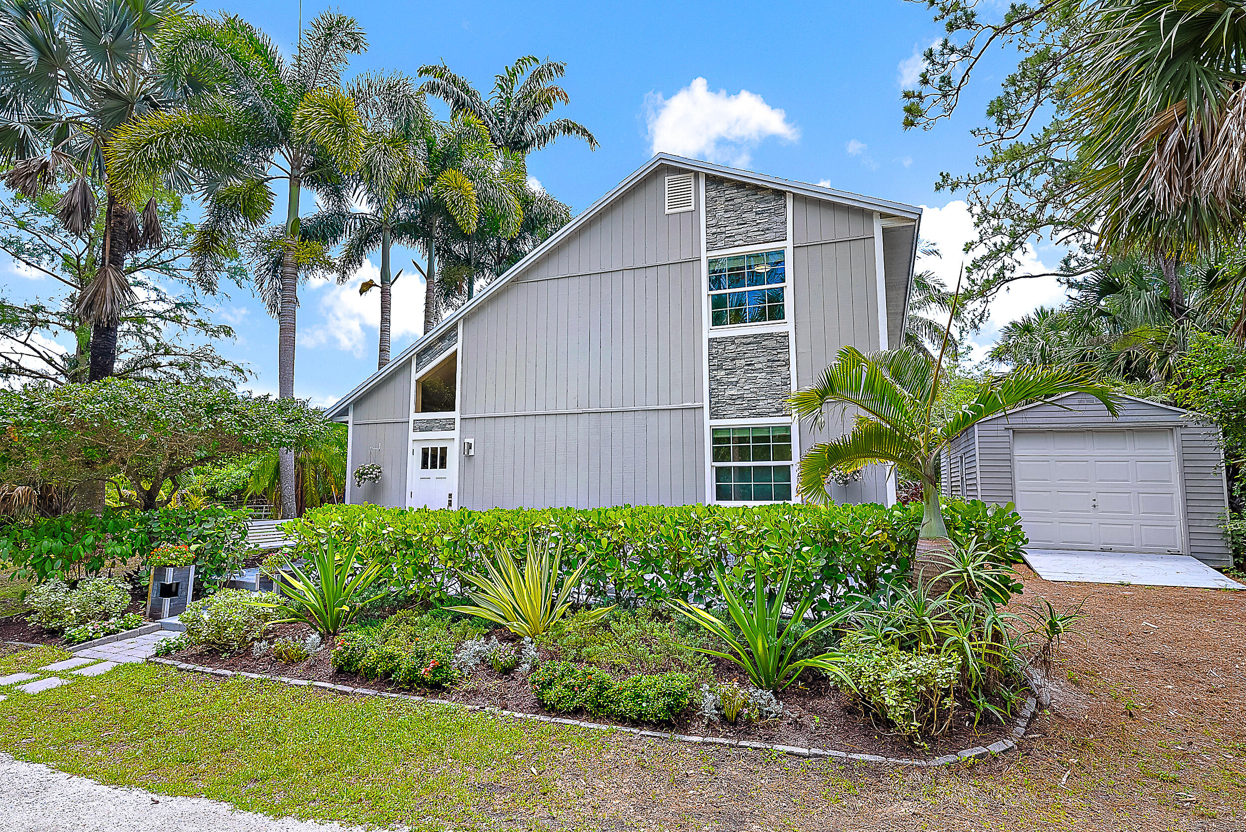 15629 95th Avenue North Jupiter, FL 33478 - Photo 21 of 25 a house that has a plant in front of it