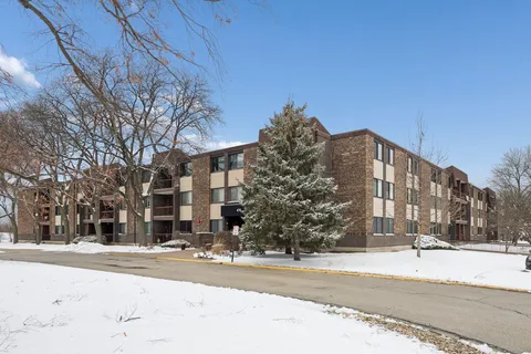 $239,900 | 470 Raintree Court, Glen Ellyn, IL 60137