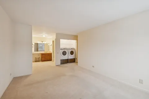 $239,900 | 470 Raintree Court, Glen Ellyn, IL 60137