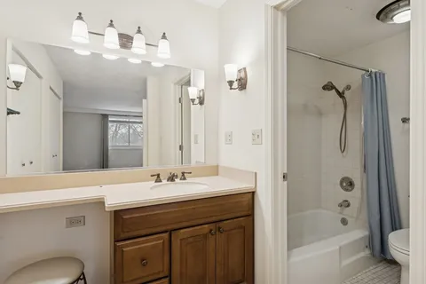 $239,900 | 470 Raintree Court, Glen Ellyn, IL 60137