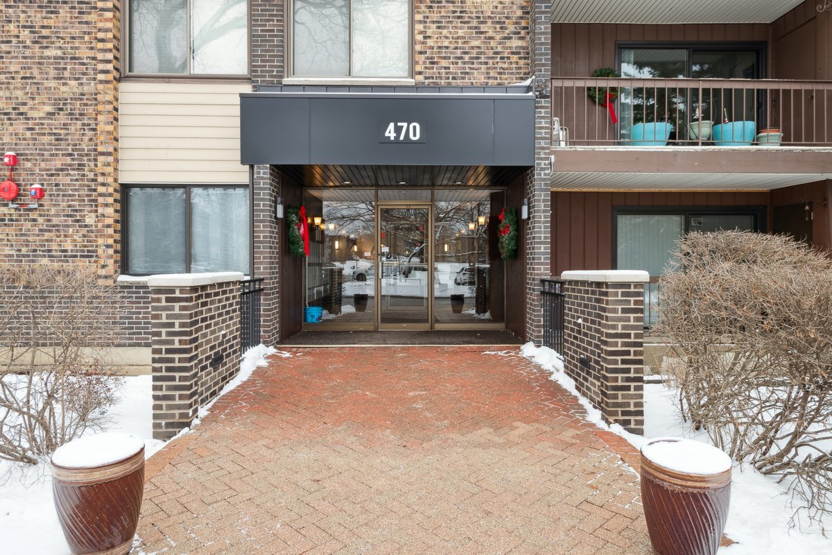 470 Raintree Court, Unit 3C Glen Ellyn, IL 60137 - Photo 2 of 14