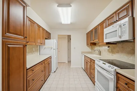 $239,900 | 470 Raintree Court, Glen Ellyn, IL 60137