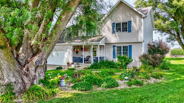 a view of a yard in front of house