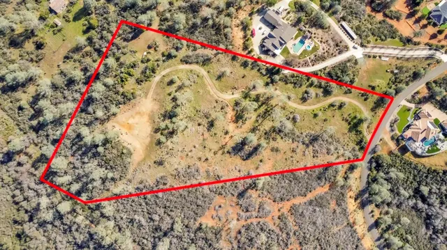 a view of a yard with a house