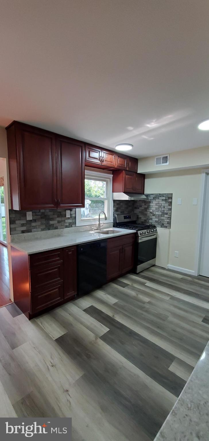 55 Johnson Road Somerset, NJ 08873 - Photo 8 of 25