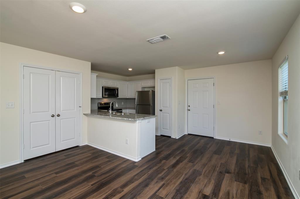 201 South May Street, Unit 2 Whitewright, TX 75491 - Photo 6 of 21