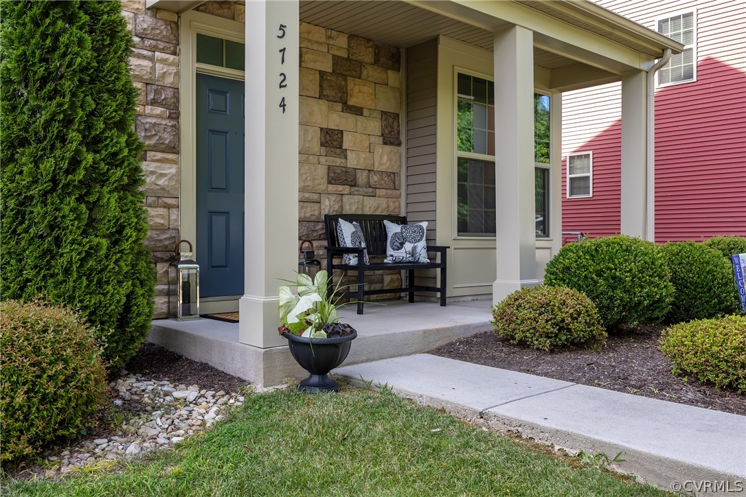 5724 Riverside Place Richmond, VA 23225 - Photo 4 of 47 a front view of a house with a garden