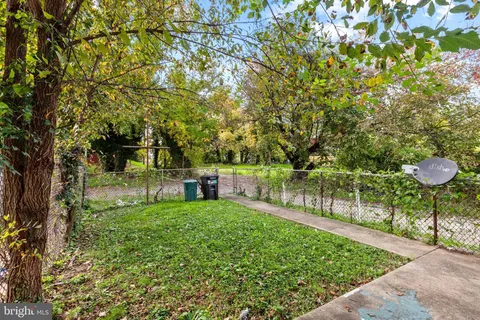 a view of yard with green space