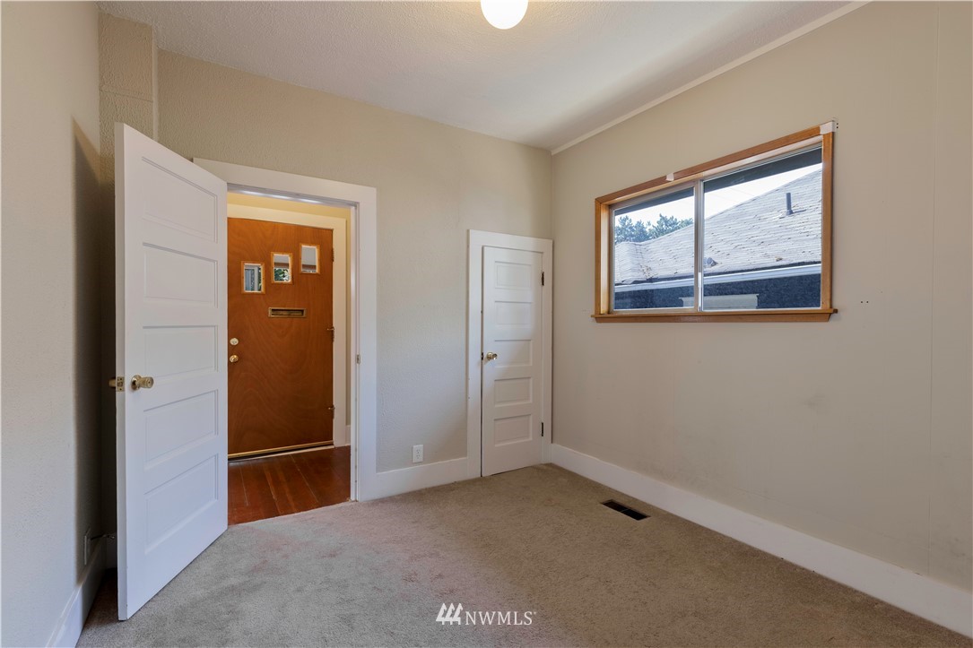 1706 North 50th Street Seattle, WA 98103 - Photo 9 of 18 an empty room with windows
