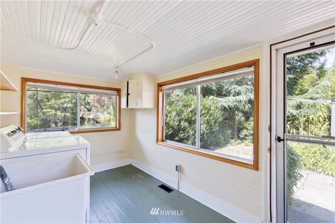 1706 North 50th Street Seattle, WA 98103 - Photo 10 of 18 a room with a large window
