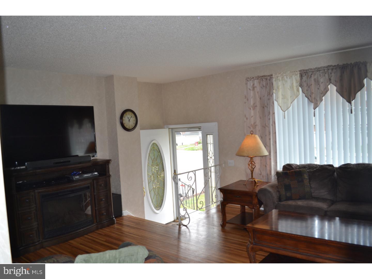3322 Lester Road Philadelphia, PA 19154 - Photo 3 of 22 Living Room
