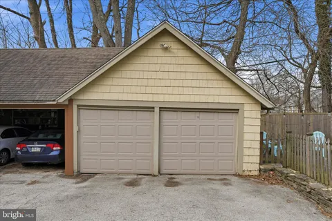 a view of garage yard