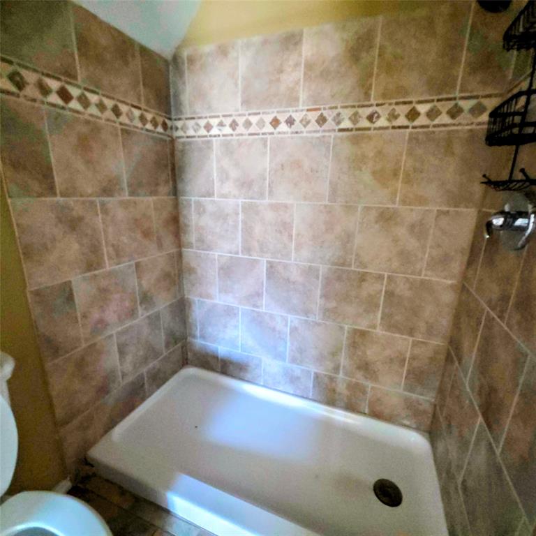 285 Montgomery Road Mineral Wells, TX 76067 - Photo 8 of 26 a bathroom with a tub and a shower
