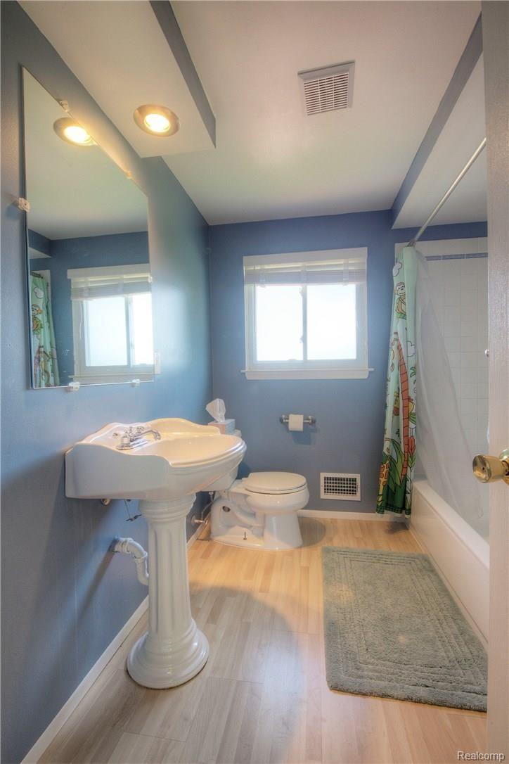7398 Kingsbridge Road Canton, MI 48187 - Photo 28 of 47 29 Fbath.jpg
