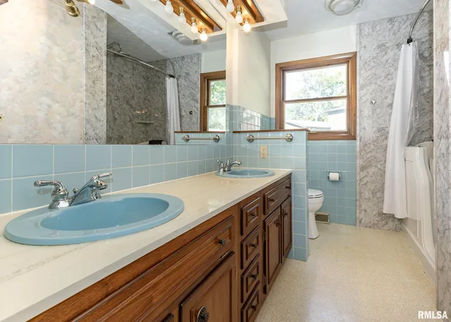 $385,000 | 159 Deer Park Drive, Geneseo, IL 61254