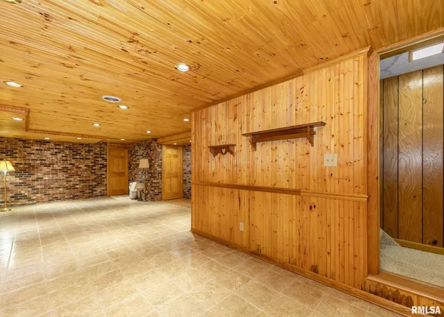 $385,000 | 159 Deer Park Drive, Geneseo, IL 61254