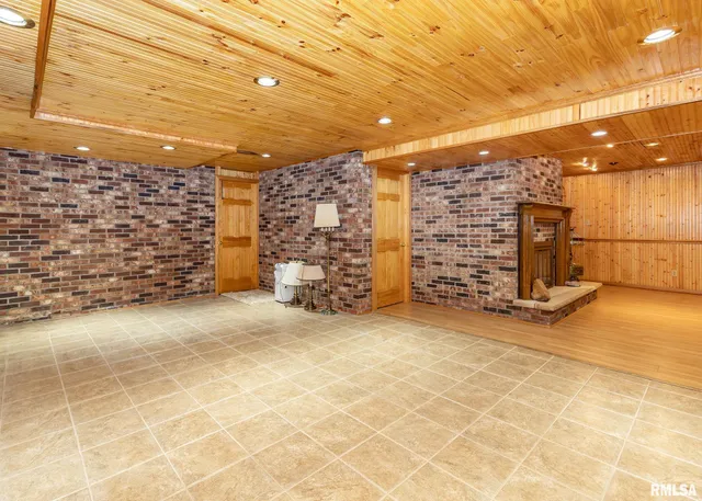 $385,000 | 159 Deer Park Drive, Geneseo, IL 61254