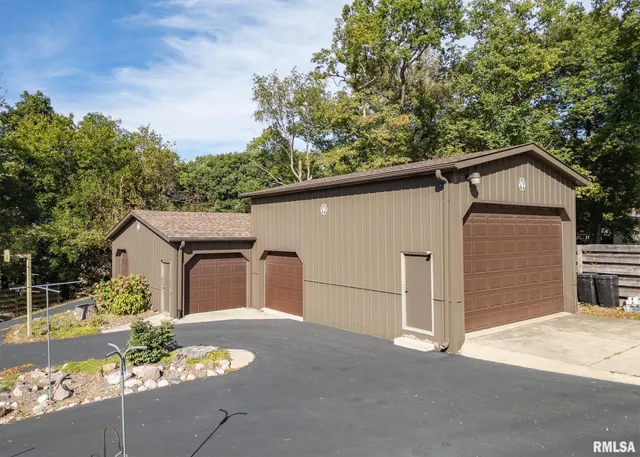 $385,000 | 159 Deer Park Drive, Geneseo, IL 61254