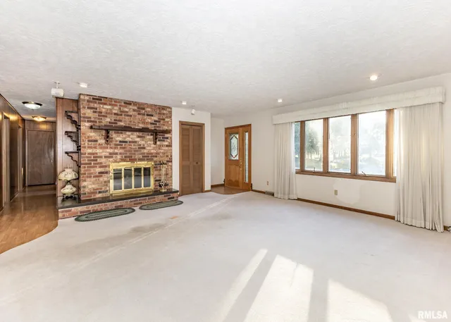 $385,000 | 159 Deer Park Drive, Geneseo, IL 61254