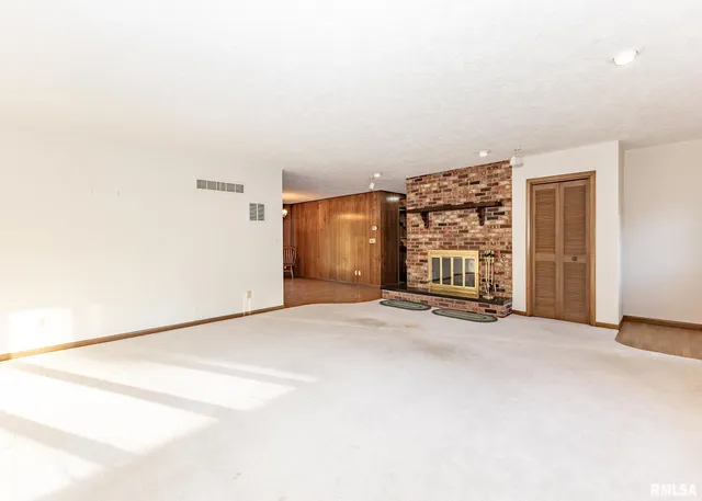 $385,000 | 159 Deer Park Drive, Geneseo, IL 61254