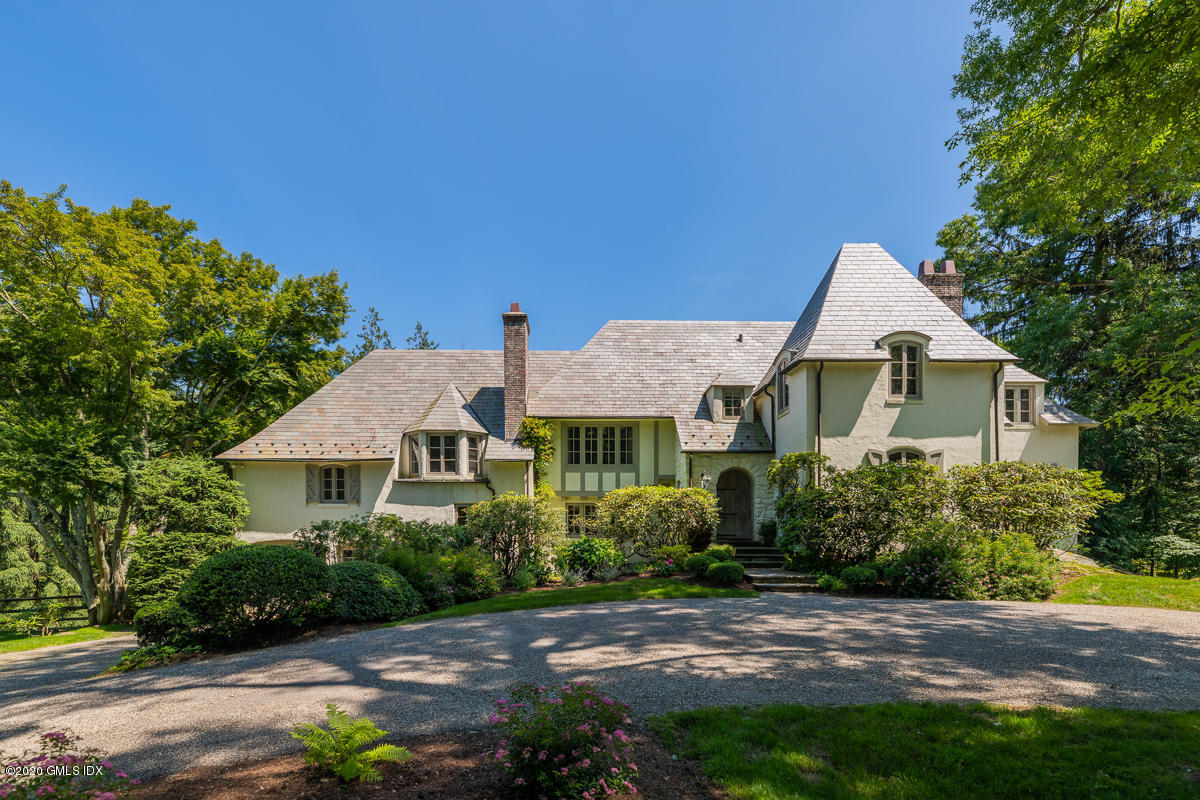 a view of a back yard