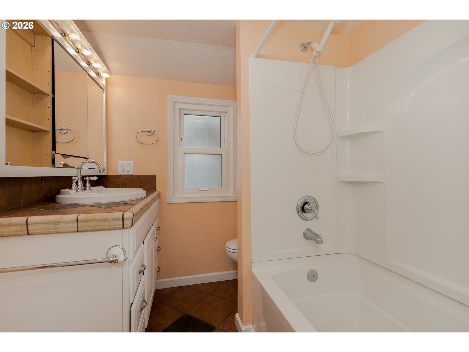 715 Ellsworth Street Eugene, OR 97402 - Photo 13 of 26 a bathroom with a sink and a bathtub