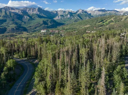 a view of a houses with a yard