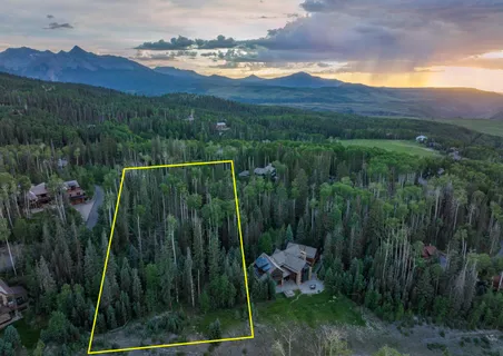 a view of a back yard