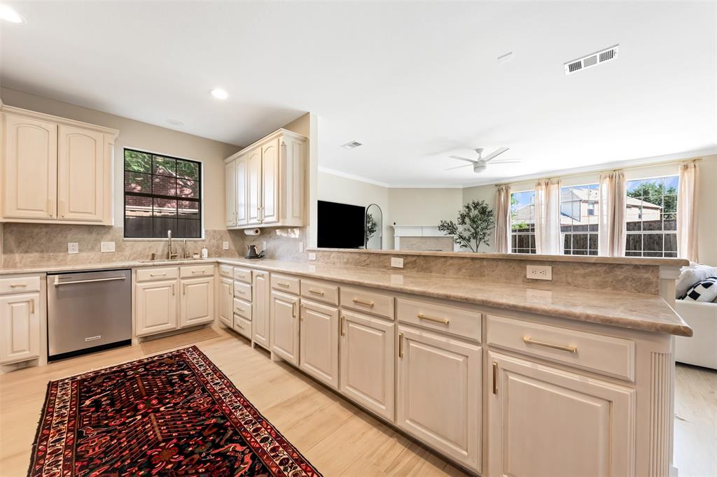 5501 Blazing Star Road Frisco, TX 75036 - Photo 9 of 37