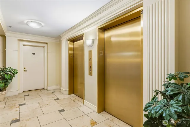 a view of an entryway of the house