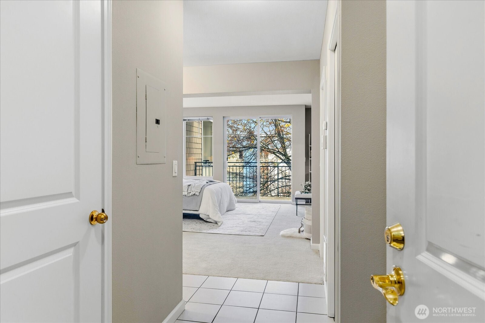 1525 Northwest 57th Street, Unit 429 Seattle, WA 98107 - Photo 6 of 26 a bathroom with a tub