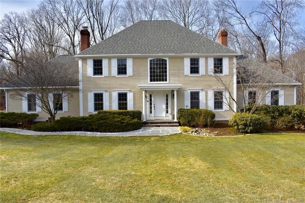 Colonial house in a cul de sac near the town center
