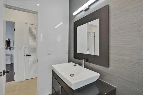 $1,295,000 | 18641 Northeast 21st Avenue, Miami, FL 33179