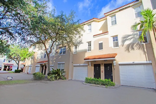 $439,000 | 5860 West Sample Road, Unit 204, Coral Springs, FL 33067