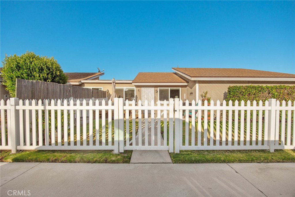 204 Springfield Avenue Huntington Beach, CA 92648 - Photo 29 of 40 Unit C - Yard