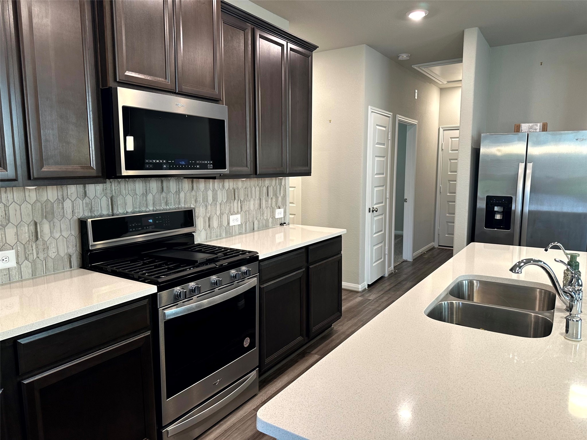 7072 Silverleaf Oak Street Conroe, TX 77304 - Photo 5 of 18 Gas stove and custom cabinetry.