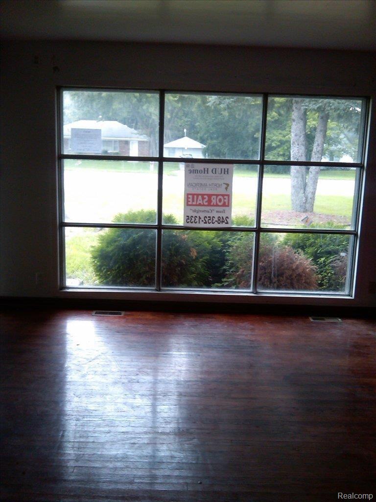21880 Evergreen Road Southfield, MI 48075 - Photo 6 of 6 evergreen livng rm